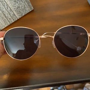 Sunglasses with a pearl end